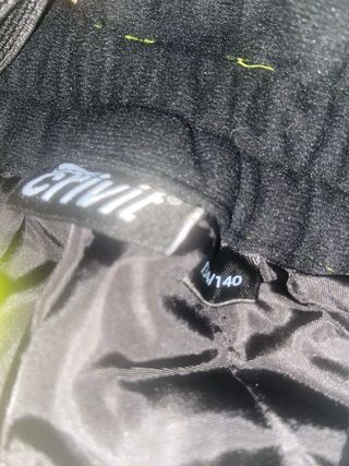 Pantalón de nieve y guantes