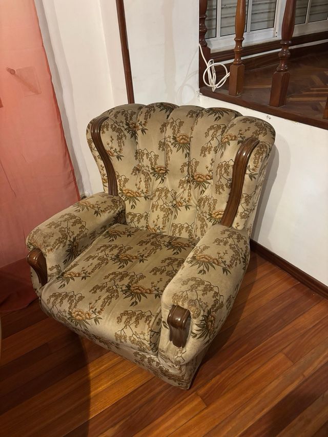 3 Sofás: 2 de 1 plaza y 1 de 3 plazas