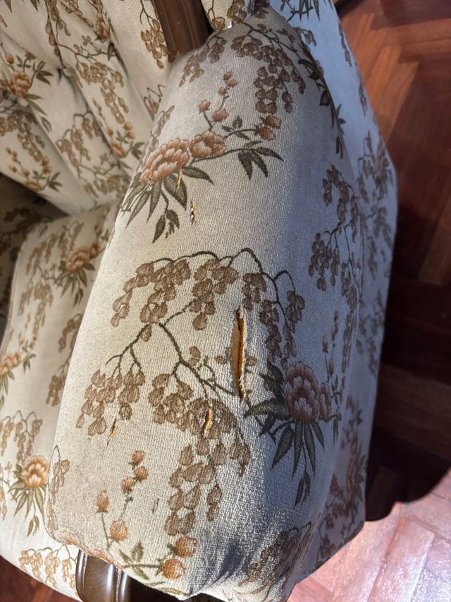 3 Sofás: 2 de 1 plaza y 1 de 3 plazas