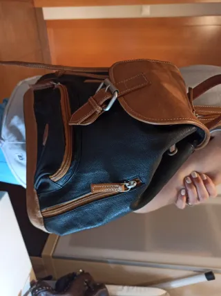 Mochila de piel negra y marrón