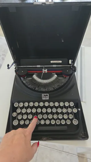 Macchina da scrivere Olivetti ICO