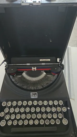 Macchina da scrivere Olivetti ICO