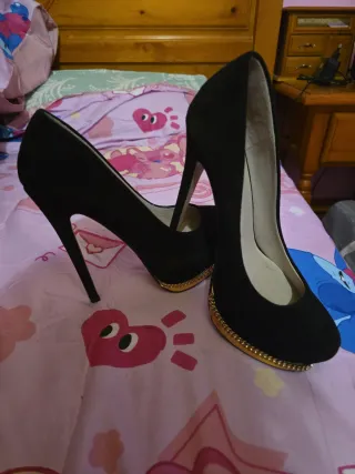 Zapatos de tacón Zara Talla 37 negros y dorados