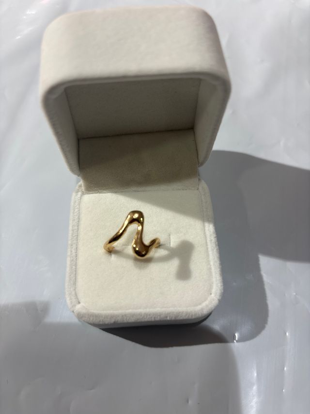 Anillo dorado diseño curvo sin caja