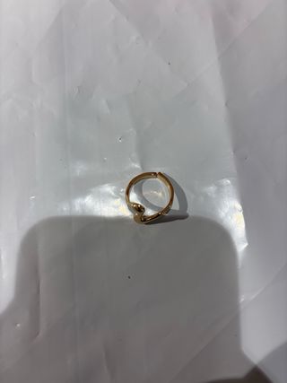 Anillo dorado diseño curvo sin caja