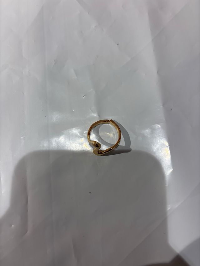 Anillo dorado diseño curvo sin caja