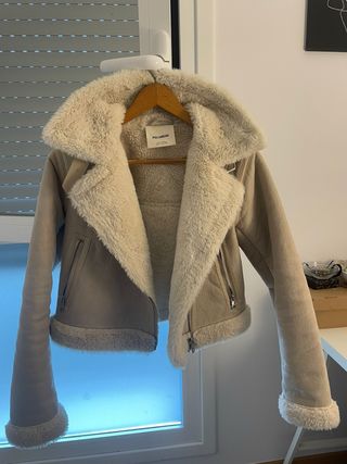 Chaqueta Pull&Bear beige y blanca