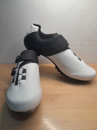 Zapatillas Ciclismo BTT Negras y Blancas
