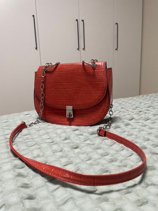 Bolso rojo con cadena