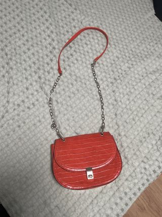Bolso rojo con cadena