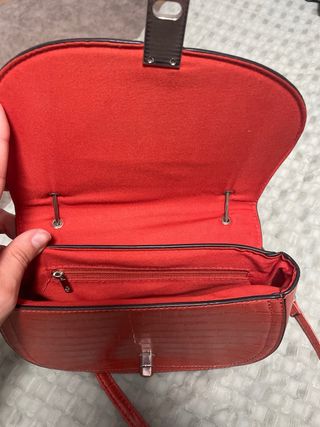 Bolso rojo con cadena