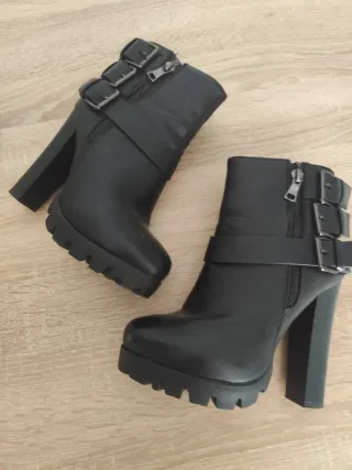 Botines negros T36 con hebillas