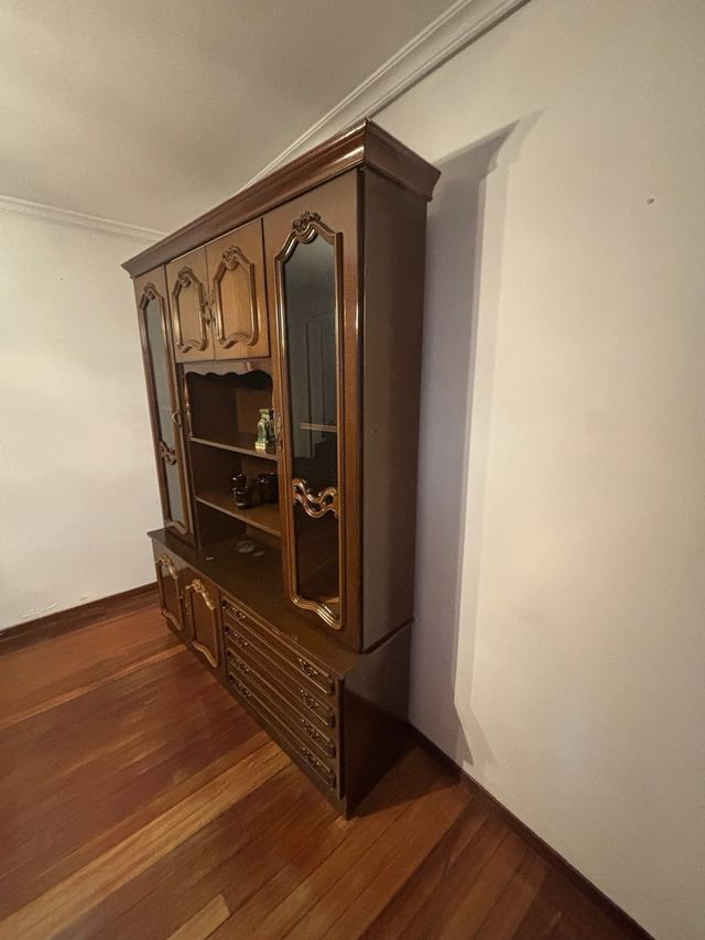 Mueble de salón madera y cristal