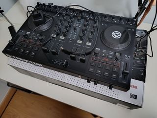 Controlador DJ Traktor Kontrol S4 MK1 con caja.
