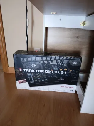 Controlador DJ Traktor Kontrol S4 MK1 con caja.
