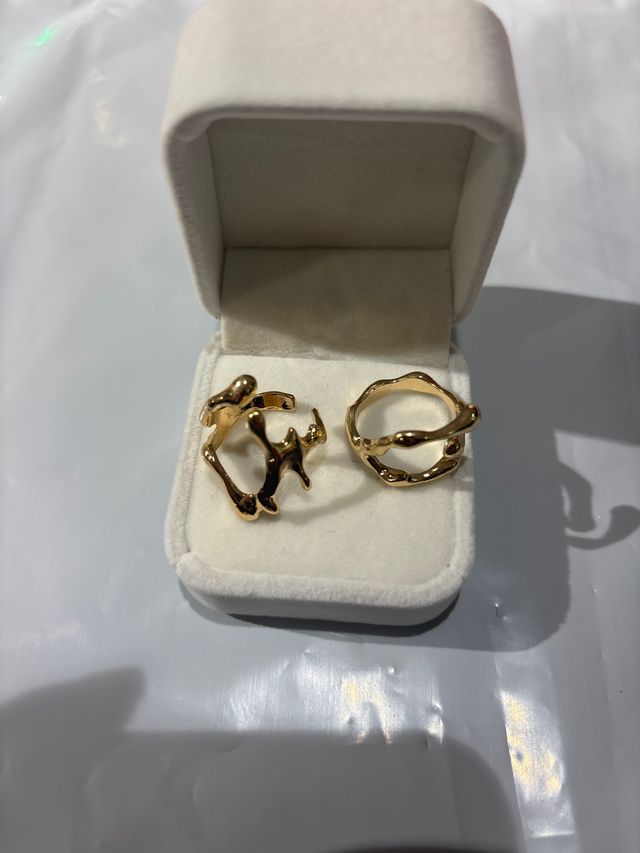 Anillos dorados diseño orgánico