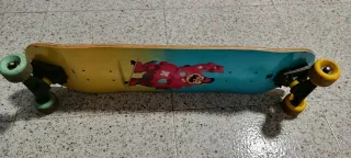 Skate Decathlon con huellas azules y amarillas