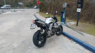 Moto deportiva plateada