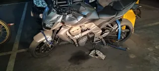 Moto deportiva plateada