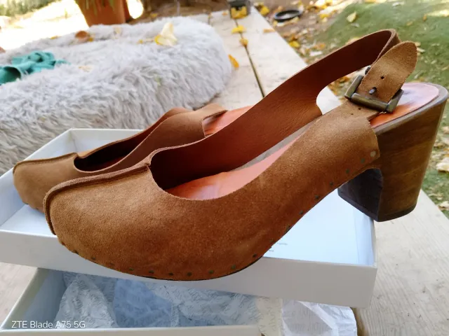 Zuecos Vialis de ante marrón