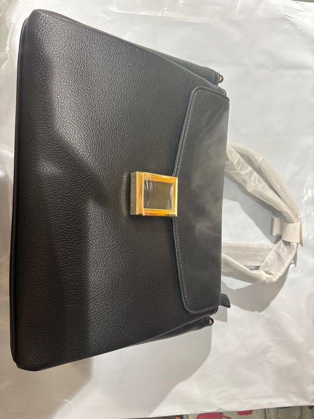 Bolso Negro con Detalles Dorados