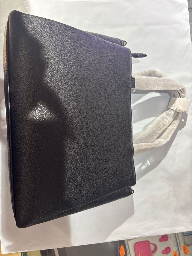Bolso Negro con Detalles Dorados