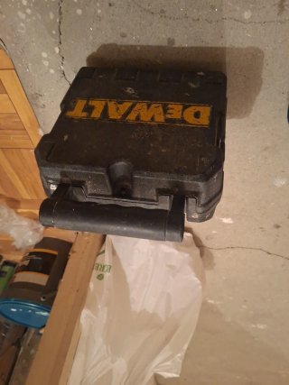 Caja y suporte dewalt usado.