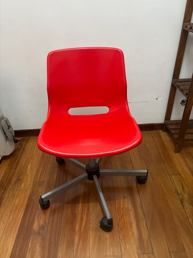 Silla de oficina roja con ruedas