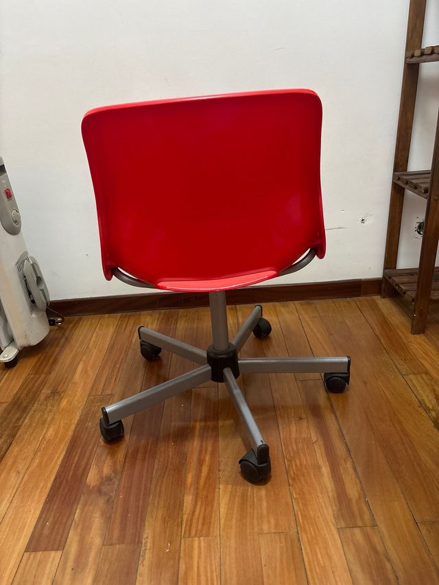 Silla de oficina roja con ruedas