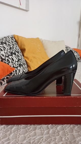 Scarpe Irene Koll donna nere in vero cuoio.