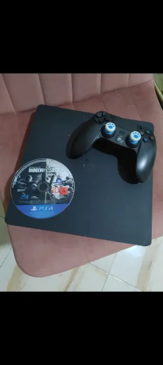 PS4 Slim Negra + Juego Rainbow Six Siege