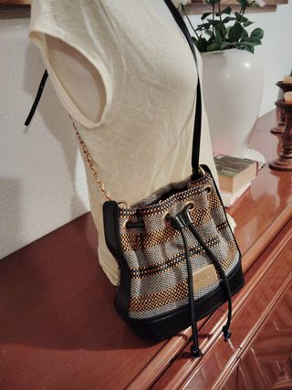 Bolso bandolera BIMBA Y LOLA acabados PIEL