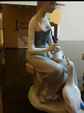Figura porcelana Casades mujer con patos