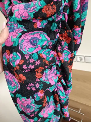 Vestido floral fruncido en el pecho, escote en V
