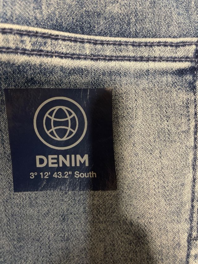 Pantalones vaqueros joggers desgastados