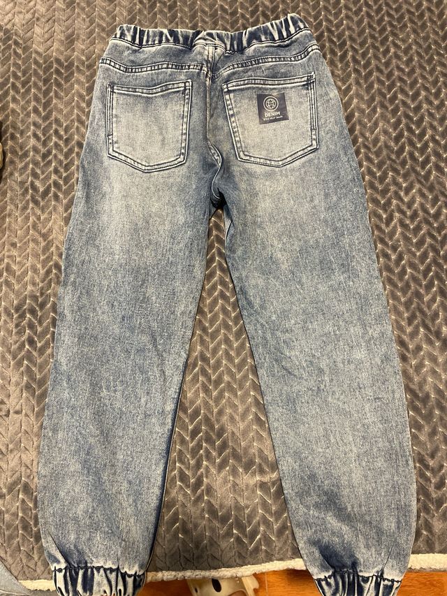 Pantalones vaqueros joggers desgastados