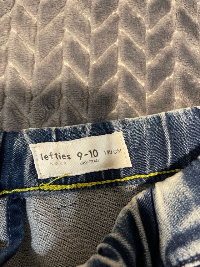 Pantalones vaqueros joggers desgastados