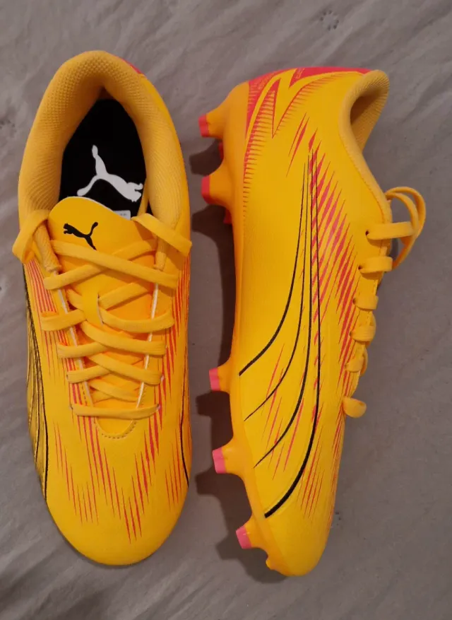 Botas de fútbol Puma Amarillas y Rojas