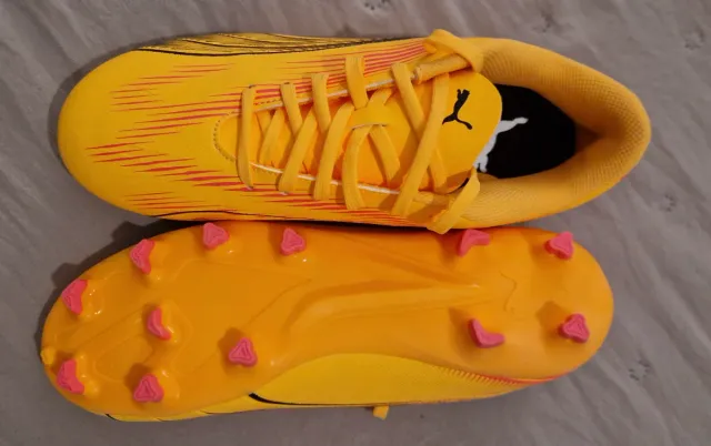 Botas de fútbol Puma Amarillas y Rojas