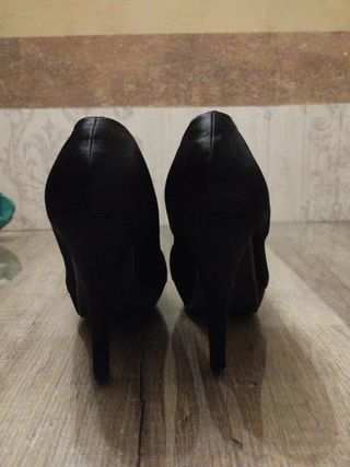 Zapatos de tacón negros para mujer