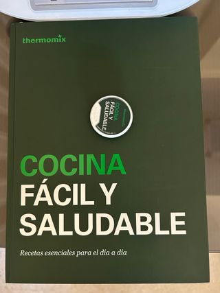 Thermomix TM5 con accesorios y libro