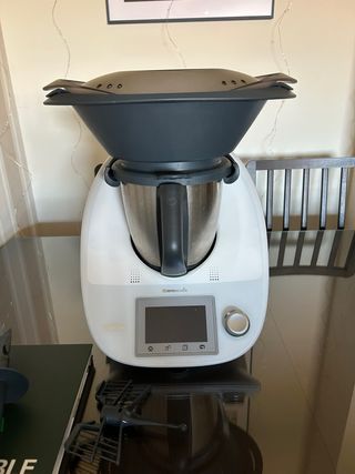 Thermomix TM5 con accesorios y libro