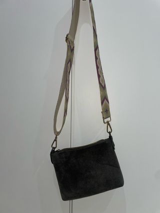 Bolso de ante gris con correa multicolor