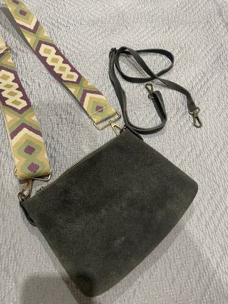 Bolso de ante gris con correa multicolor
