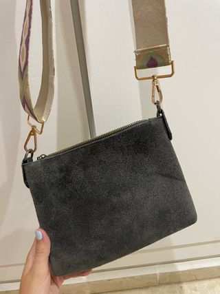 Bolso de ante gris con correa multicolor