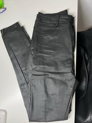Pantalones negros efecto piel