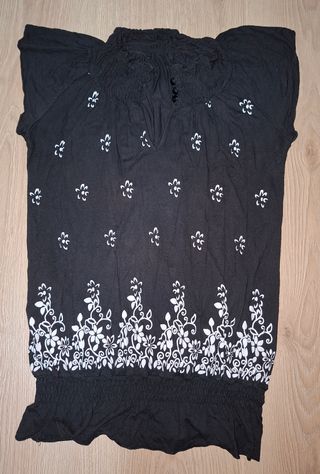 Blusa negra con flores blancas