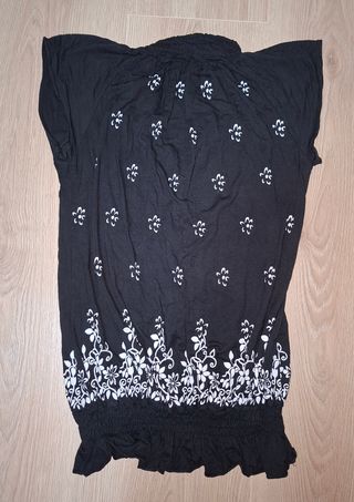 Blusa negra con flores blancas