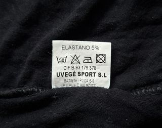 Blusa negra con flores blancas