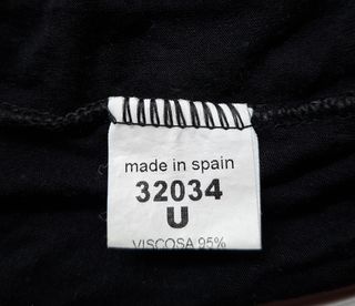 Blusa negra con flores blancas